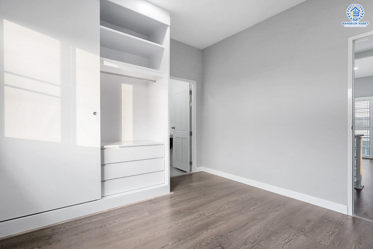 บ้านมือสองตกแต่งใหม่ หลังใหญ่ ห้องมุม! ม.เพอร์เฟคเพลส แจ้งวัฒนะ เนื้อที่ 76.7 ตร.ว. ฟังก์ชั่น 3 ห้องนอน 5 ห้องน้ำ (ห้องนอนมีห้องน้ำในตัวทุกห้อง) พร้อมห้องแม่บ้าน ตกแต่งหรูหรา Built-in Furniture ทั้งหลัง มี Living Room รองรับทุกกิจกรรมความสุข บนทำเลศักยภาพ ใกล้เซ็นทรัลแจ้งวัฒนะ รถไฟฟ้า และเชื่อมสู่แจ้งวัฒนะและทางด่วน เพียง 5 นาที...