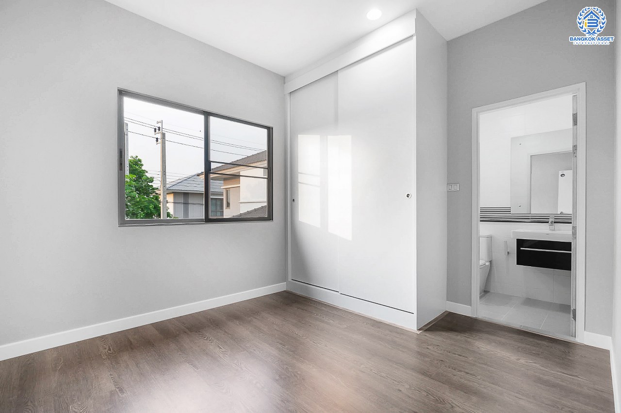 บ้านมือสองตกแต่งใหม่ หลังใหญ่ ห้องมุม! ม.เพอร์เฟคเพลส แจ้งวัฒนะ เนื้อที่ 76.7 ตร.ว. ฟังก์ชั่น 3 ห้องนอน 5 ห้องน้ำ (ห้องนอนมีห้องน้ำในตัวทุกห้อง) พร้อมห้องแม่บ้าน ตกแต่งหรูหรา Built-in Furniture ทั้งหลัง มี Living Room รองรับทุกกิจกรรมความสุข บนทำเลศักยภาพ ใกล้เซ็นทรัลแจ้งวัฒนะ รถไฟฟ้า และเชื่อมสู่แจ้งวัฒนะและทางด่วน เพียง 5 นาที...