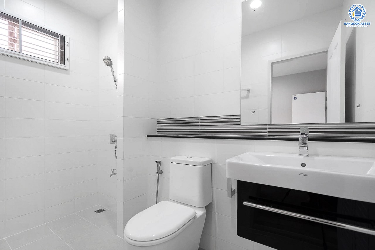 บ้านมือสองตกแต่งใหม่ หลังใหญ่ ห้องมุม! ม.เพอร์เฟคเพลส แจ้งวัฒนะ เนื้อที่ 76.7 ตร.ว. ฟังก์ชั่น 3 ห้องนอน 5 ห้องน้ำ (ห้องนอนมีห้องน้ำในตัวทุกห้อง) พร้อมห้องแม่บ้าน ตกแต่งหรูหรา Built-in Furniture ทั้งหลัง มี Living Room รองรับทุกกิจกรรมความสุข บนทำเลศักยภาพ ใกล้เซ็นทรัลแจ้งวัฒนะ รถไฟฟ้า และเชื่อมสู่แจ้งวัฒนะและทางด่วน เพียง 5 นาที...