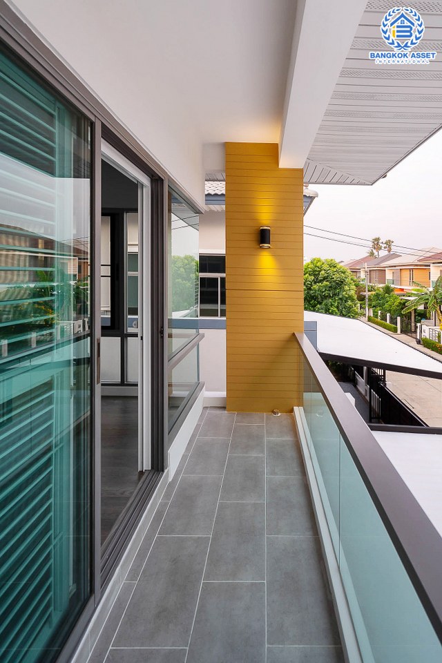 บ้านมือสองตกแต่งใหม่ หลังใหญ่ ห้องมุม! ม.เพอร์เฟคเพลส แจ้งวัฒนะ เนื้อที่ 76.7 ตร.ว. ฟังก์ชั่น 3 ห้องนอน 5 ห้องน้ำ (ห้องนอนมีห้องน้ำในตัวทุกห้อง) พร้อมห้องแม่บ้าน ตกแต่งหรูหรา Built-in Furniture ทั้งหลัง มี Living Room รองรับทุกกิจกรรมความสุข บนทำเลศักยภาพ ใกล้เซ็นทรัลแจ้งวัฒนะ รถไฟฟ้า และเชื่อมสู่แจ้งวัฒนะและทางด่วน เพียง 5 นาที...