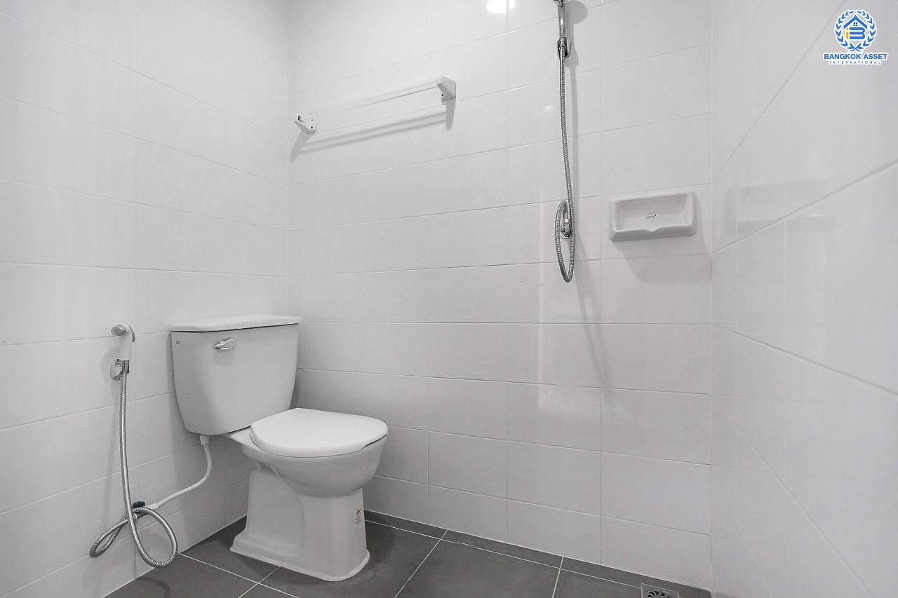 บ้านมือสองตกแต่งใหม่ หลังใหญ่ ห้องมุม! ม.เพอร์เฟคเพลส แจ้งวัฒนะ เนื้อที่ 76.7 ตร.ว. ฟังก์ชั่น 3 ห้องนอน 5 ห้องน้ำ (ห้องนอนมีห้องน้ำในตัวทุกห้อง) พร้อมห้องแม่บ้าน ตกแต่งหรูหรา Built-in Furniture ทั้งหลัง มี Living Room รองรับทุกกิจกรรมความสุข บนทำเลศักยภาพ ใกล้เซ็นทรัลแจ้งวัฒนะ รถไฟฟ้า และเชื่อมสู่แจ้งวัฒนะและทางด่วน เพียง 5 นาที...