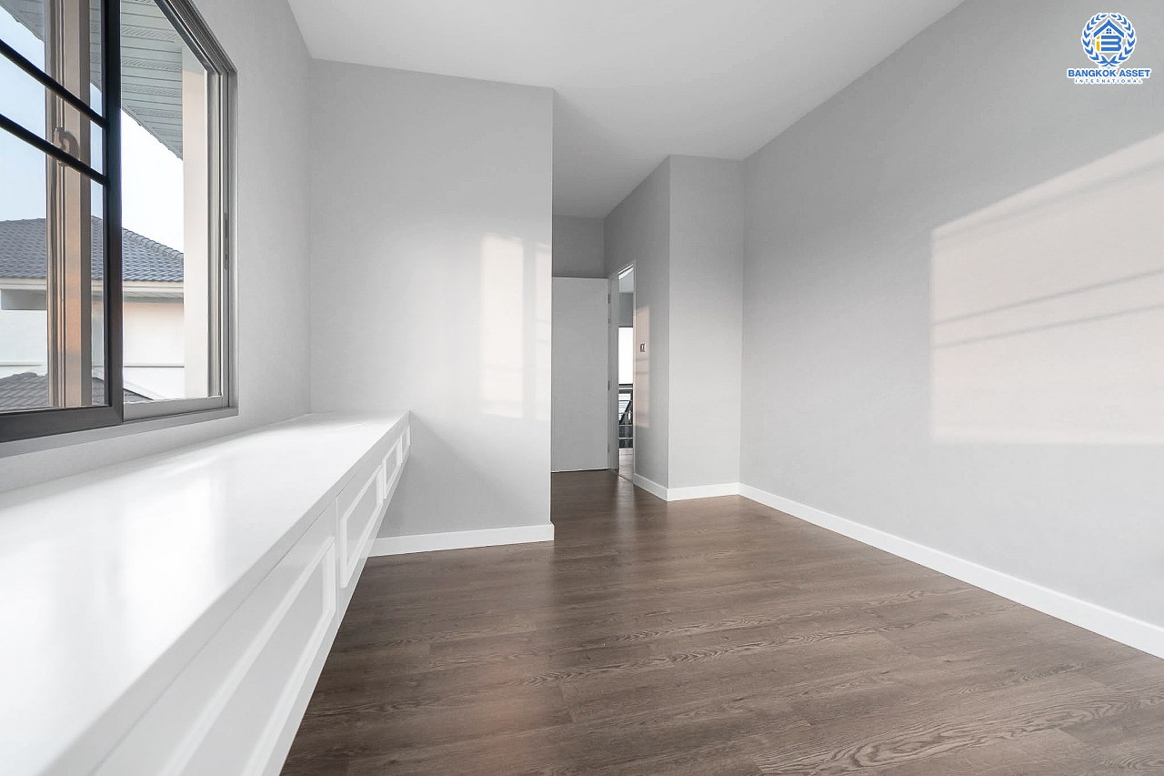 บ้านมือสองตกแต่งใหม่ หลังใหญ่ ห้องมุม! ม.เพอร์เฟคเพลส แจ้งวัฒนะ เนื้อที่ 76.7 ตร.ว. ฟังก์ชั่น 3 ห้องนอน 5 ห้องน้ำ (ห้องนอนมีห้องน้ำในตัวทุกห้อง) พร้อมห้องแม่บ้าน ตกแต่งหรูหรา Built-in Furniture ทั้งหลัง มี Living Room รองรับทุกกิจกรรมความสุข บนทำเลศักยภาพ ใกล้เซ็นทรัลแจ้งวัฒนะ รถไฟฟ้า และเชื่อมสู่แจ้งวัฒนะและทางด่วน เพียง 5 นาที...