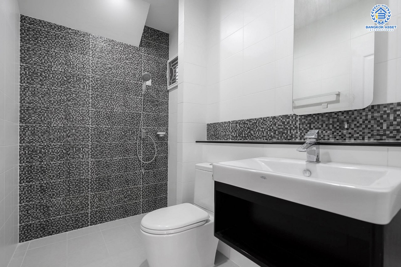 บ้านมือสองตกแต่งใหม่ หลังใหญ่ ห้องมุม! ม.เพอร์เฟคเพลส แจ้งวัฒนะ เนื้อที่ 76.7 ตร.ว. ฟังก์ชั่น 3 ห้องนอน 5 ห้องน้ำ (ห้องนอนมีห้องน้ำในตัวทุกห้อง) พร้อมห้องแม่บ้าน ตกแต่งหรูหรา Built-in Furniture ทั้งหลัง มี Living Room รองรับทุกกิจกรรมความสุข บนทำเลศักยภาพ ใกล้เซ็นทรัลแจ้งวัฒนะ รถไฟฟ้า และเชื่อมสู่แจ้งวัฒนะและทางด่วน เพียง 5 นาที...