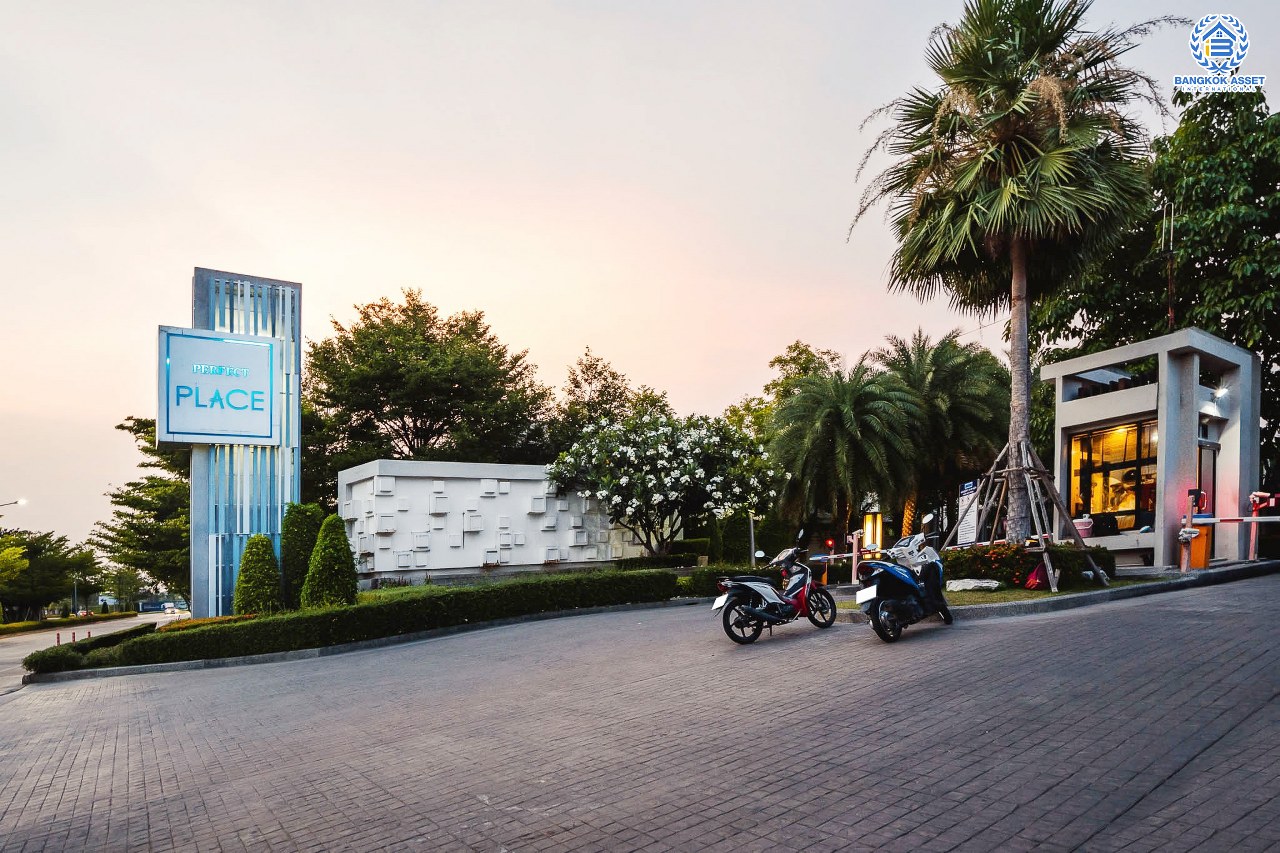 บ้านมือสองตกแต่งใหม่ หลังใหญ่ ห้องมุม! ม.เพอร์เฟคเพลส แจ้งวัฒนะ เนื้อที่ 76.7 ตร.ว. ฟังก์ชั่น 3 ห้องนอน 5 ห้องน้ำ (ห้องนอนมีห้องน้ำในตัวทุกห้อง) พร้อมห้องแม่บ้าน ตกแต่งหรูหรา Built-in Furniture ทั้งหลัง มี Living Room รองรับทุกกิจกรรมความสุข บนทำเลศักยภาพ ใกล้เซ็นทรัลแจ้งวัฒนะ รถไฟฟ้า และเชื่อมสู่แจ้งวัฒนะและทางด่วน เพียง 5 นาที...