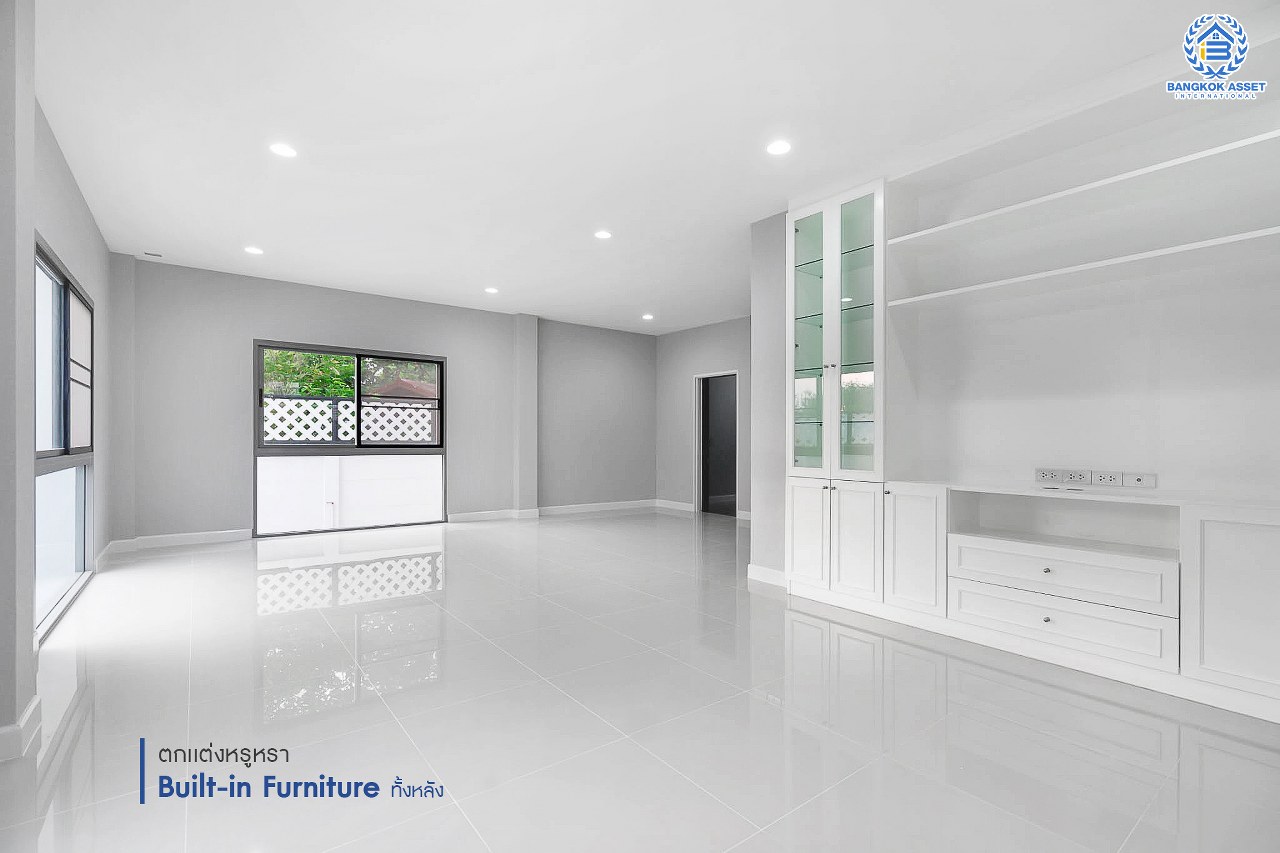 บ้านมือสองตกแต่งใหม่ หลังใหญ่ ห้องมุม! ม.เพอร์เฟคเพลส แจ้งวัฒนะ เนื้อที่ 76.7 ตร.ว. ฟังก์ชั่น 3 ห้องนอน 5 ห้องน้ำ (ห้องนอนมีห้องน้ำในตัวทุกห้อง) พร้อมห้องแม่บ้าน ตกแต่งหรูหรา Built-in Furniture ทั้งหลัง มี Living Room รองรับทุกกิจกรรมความสุข บนทำเลศักยภาพ ใกล้เซ็นทรัลแจ้งวัฒนะ รถไฟฟ้า และเชื่อมสู่แจ้งวัฒนะและทางด่วน เพียง 5 นาที...