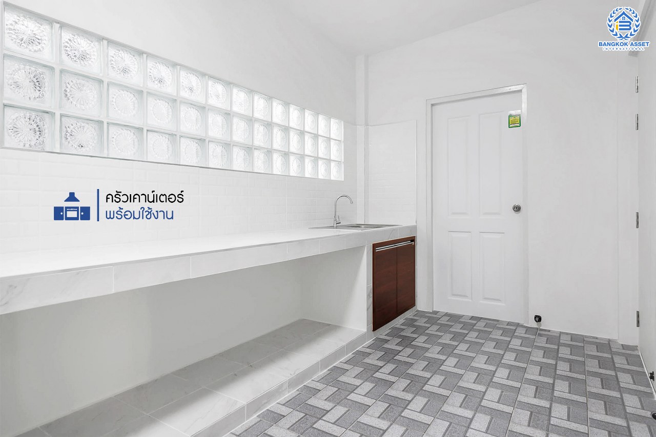 บ้านมือสองตกแต่งใหม่ หลังใหญ่ ห้องมุม! ม.เพอร์เฟคเพลส แจ้งวัฒนะ เนื้อที่ 76.7 ตร.ว. ฟังก์ชั่น 3 ห้องนอน 5 ห้องน้ำ (ห้องนอนมีห้องน้ำในตัวทุกห้อง) พร้อมห้องแม่บ้าน ตกแต่งหรูหรา Built-in Furniture ทั้งหลัง มี Living Room รองรับทุกกิจกรรมความสุข บนทำเลศักยภาพ ใกล้เซ็นทรัลแจ้งวัฒนะ รถไฟฟ้า และเชื่อมสู่แจ้งวัฒนะและทางด่วน เพียง 5 นาที...