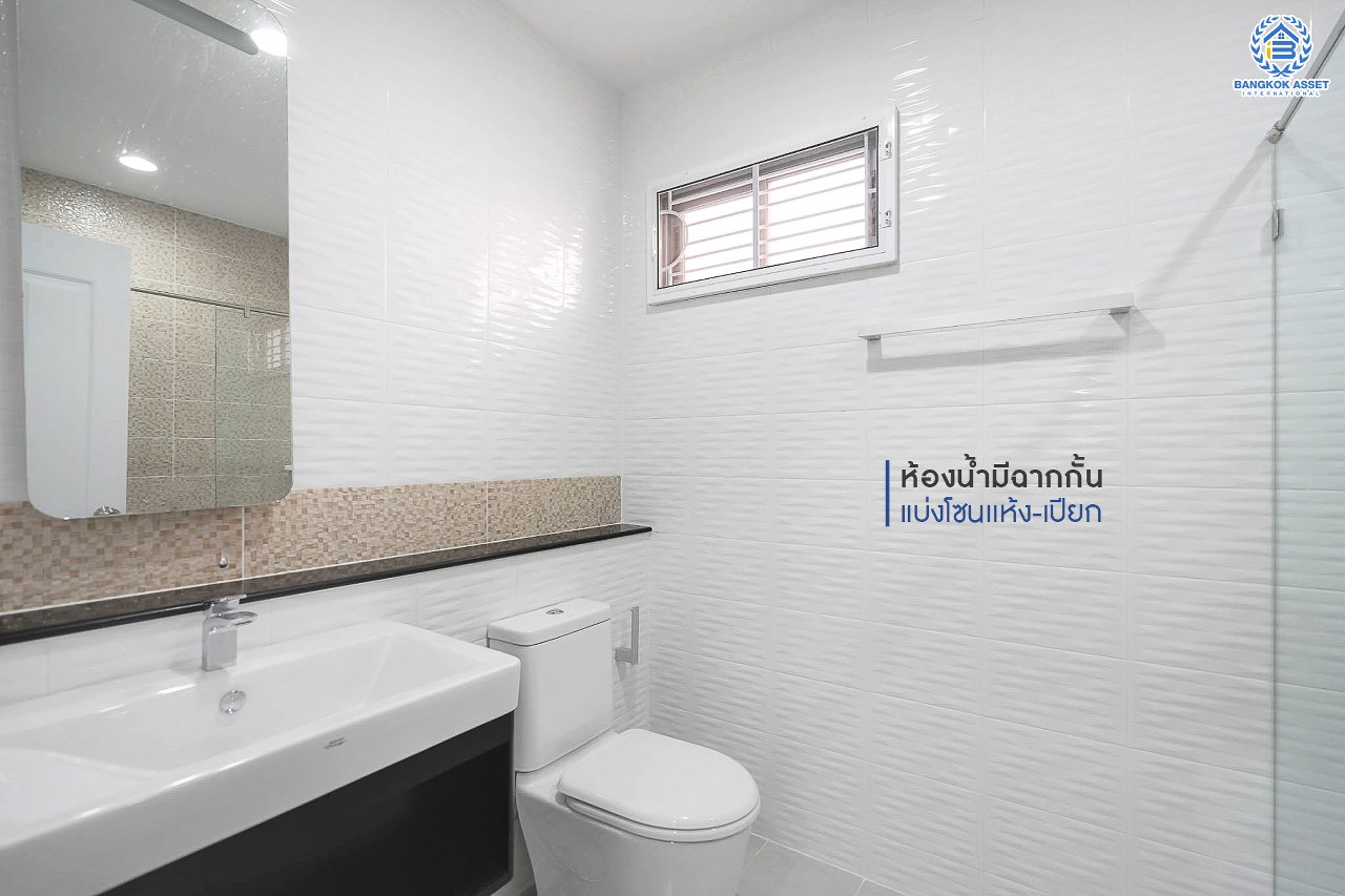 บ้านมือสองตกแต่งใหม่ หลังใหญ่ ห้องมุม! ม.เพอร์เฟคเพลส แจ้งวัฒนะ เนื้อที่ 76.7 ตร.ว. ฟังก์ชั่น 3 ห้องนอน 5 ห้องน้ำ (ห้องนอนมีห้องน้ำในตัวทุกห้อง) พร้อมห้องแม่บ้าน ตกแต่งหรูหรา Built-in Furniture ทั้งหลัง มี Living Room รองรับทุกกิจกรรมความสุข บนทำเลศักยภาพ ใกล้เซ็นทรัลแจ้งวัฒนะ รถไฟฟ้า และเชื่อมสู่แจ้งวัฒนะและทางด่วน เพียง 5 นาที...