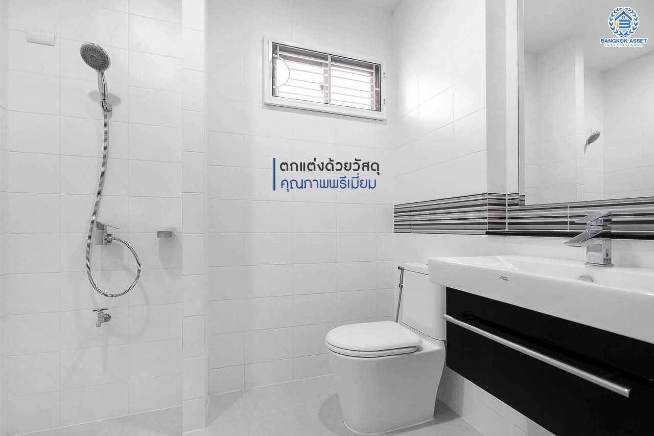 บ้านมือสองตกแต่งใหม่ หลังใหญ่ ห้องมุม! ม.เพอร์เฟคเพลส แจ้งวัฒนะ เนื้อที่ 76.7 ตร.ว. ฟังก์ชั่น 3 ห้องนอน 5 ห้องน้ำ (ห้องนอนมีห้องน้ำในตัวทุกห้อง) พร้อมห้องแม่บ้าน ตกแต่งหรูหรา Built-in Furniture ทั้งหลัง มี Living Room รองรับทุกกิจกรรมความสุข บนทำเลศักยภาพ ใกล้เซ็นทรัลแจ้งวัฒนะ รถไฟฟ้า และเชื่อมสู่แจ้งวัฒนะและทางด่วน เพียง 5 นาที...