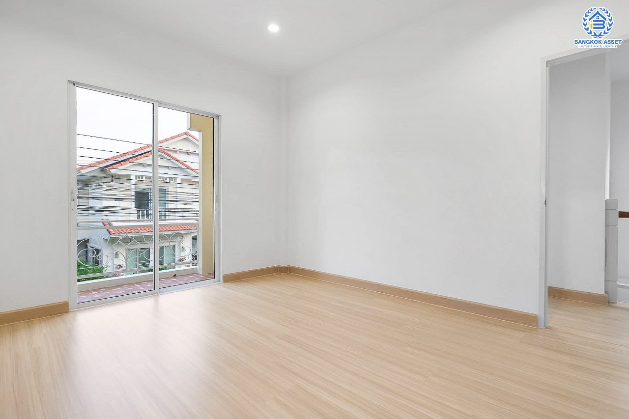 บ้านมือสองตกแต่งใหม่ ม.เพอร์เฟคพาร์ค พระราม5-บางใหญ่ บ้านพร้อมอยู่ เนื้อที่ 35.8 ตร.ว. แบรนด์ดัง ฟังก์ชั่น 3 ห้องนอน 2 ห้องน้ำ สนามหญ้าด้านข้างรองรับทุกกิจกรรม ส่วนกลางครบครัน บนทำเลสุดสะดวก ใกล้ทางด่วนกาญจนาฯ และ Central Westgate...