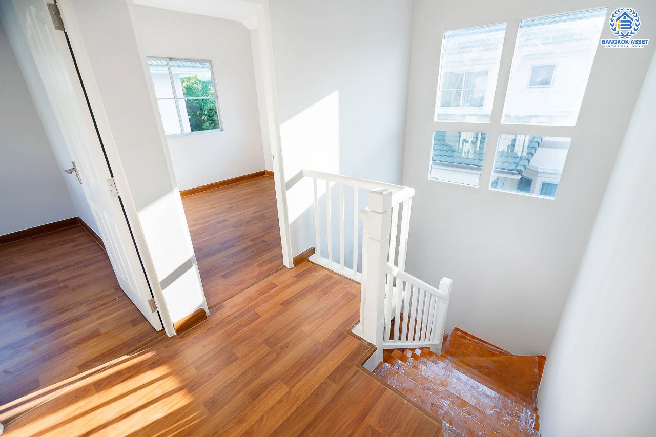 บ้านมือสองตกแต่งใหม่ ม.พฤกษ์ลดา1 บางใหญ่-เซ็นทรัลเวสต์เกต บ้านเดี่ยวคุณภาพ LH จัดเต็มให้แบบพร้อมอยู่ เนื้อที่ 50 ตร.ว. พร้อมฟังก์ชั่น 3 ห้องนอน 2 ห้องน้ำ 2 ที่จอดรถ เดินทางสะดวกสบาย บนเส้นทางสายหลัก "กาญจนาภิเษก" ใกล้เซ็นทรัลเวสต์เกต และรถไฟฟ้าสถานี "คลองบางไผ่"...