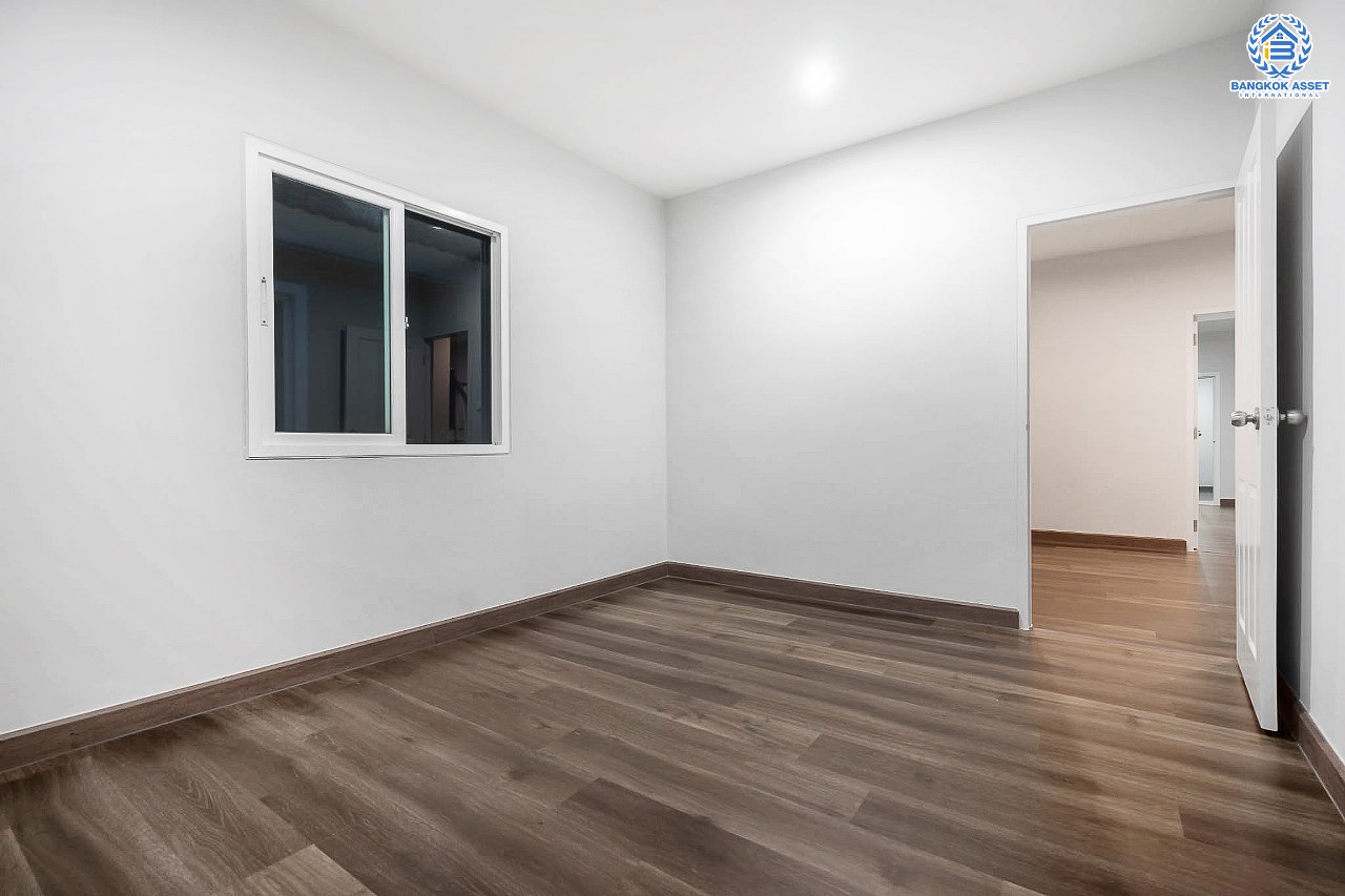 บ้านใหม่มือหนึ่งไม่เคยเข้าอยู่ บ้านเดี่ยวหลังใหญ่ซื้อ 1 เหมือนได้ 3!! ม.วิลล่าคุณาลัย2 บางใหญ่-เซ็นทรัลเวสต์เกต #หลังมุม เนื้อที่ 69.8 ตร.ว. หน้ากว้าง 19 เมตร! ฟังก์ชั่นจัดเต็ม 4 ห้องนอน 3 ห้องน้ำ 1 ห้องทำงาน บนทำเลเยี่ยม ใกล้ถนนกาญจนาฯ และเพียง 10 นาทีถึงรถไฟฟ้า "สถานีคลองบางไผ่"