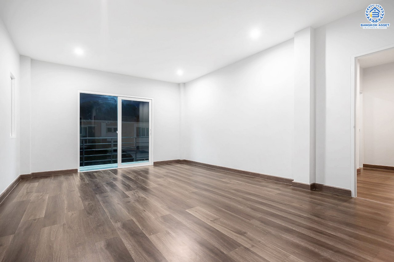 บ้านใหม่มือหนึ่งไม่เคยเข้าอยู่ บ้านเดี่ยวหลังใหญ่ซื้อ 1 เหมือนได้ 3!! ม.วิลล่าคุณาลัย2 บางใหญ่-เซ็นทรัลเวสต์เกต #หลังมุม เนื้อที่ 69.8 ตร.ว. หน้ากว้าง 19 เมตร! ฟังก์ชั่นจัดเต็ม 4 ห้องนอน 3 ห้องน้ำ 1 ห้องทำงาน บนทำเลเยี่ยม ใกล้ถนนกาญจนาฯ และเพียง 10 นาทีถึงรถไฟฟ้า "สถานีคลองบางไผ่"