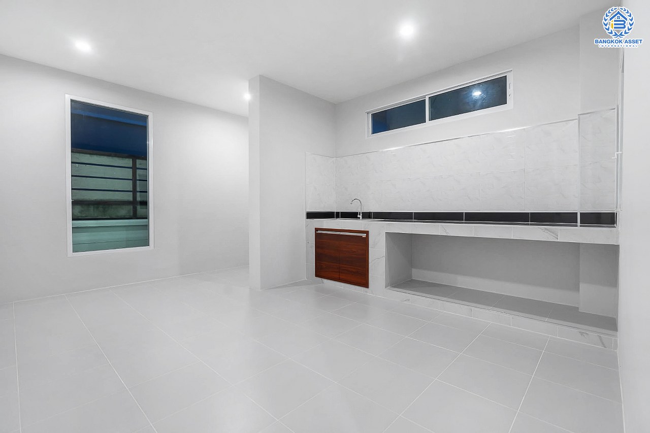 บ้านใหม่มือหนึ่งไม่เคยเข้าอยู่ บ้านเดี่ยวหลังใหญ่ซื้อ 1 เหมือนได้ 3!! ม.วิลล่าคุณาลัย2 บางใหญ่-เซ็นทรัลเวสต์เกต #หลังมุม เนื้อที่ 69.8 ตร.ว. หน้ากว้าง 19 เมตร! ฟังก์ชั่นจัดเต็ม 4 ห้องนอน 3 ห้องน้ำ 1 ห้องทำงาน บนทำเลเยี่ยม ใกล้ถนนกาญจนาฯ และเพียง 10 นาทีถึงรถไฟฟ้า "สถานีคลองบางไผ่"