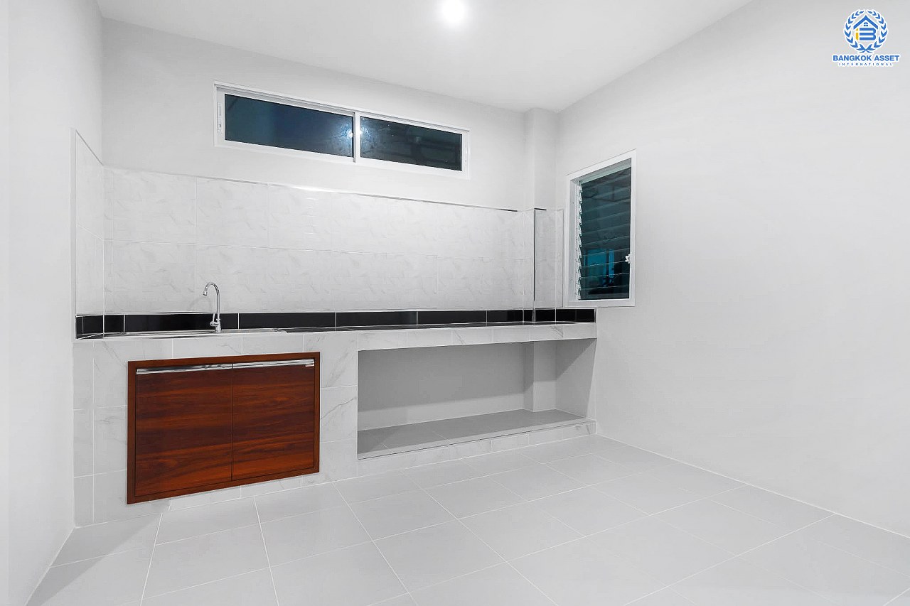 บ้านใหม่มือหนึ่งไม่เคยเข้าอยู่ บ้านเดี่ยวหลังใหญ่ซื้อ 1 เหมือนได้ 3!! ม.วิลล่าคุณาลัย2 บางใหญ่-เซ็นทรัลเวสต์เกต #หลังมุม เนื้อที่ 69.8 ตร.ว. หน้ากว้าง 19 เมตร! ฟังก์ชั่นจัดเต็ม 4 ห้องนอน 3 ห้องน้ำ 1 ห้องทำงาน บนทำเลเยี่ยม ใกล้ถนนกาญจนาฯ และเพียง 10 นาทีถึงรถไฟฟ้า "สถานีคลองบางไผ่"