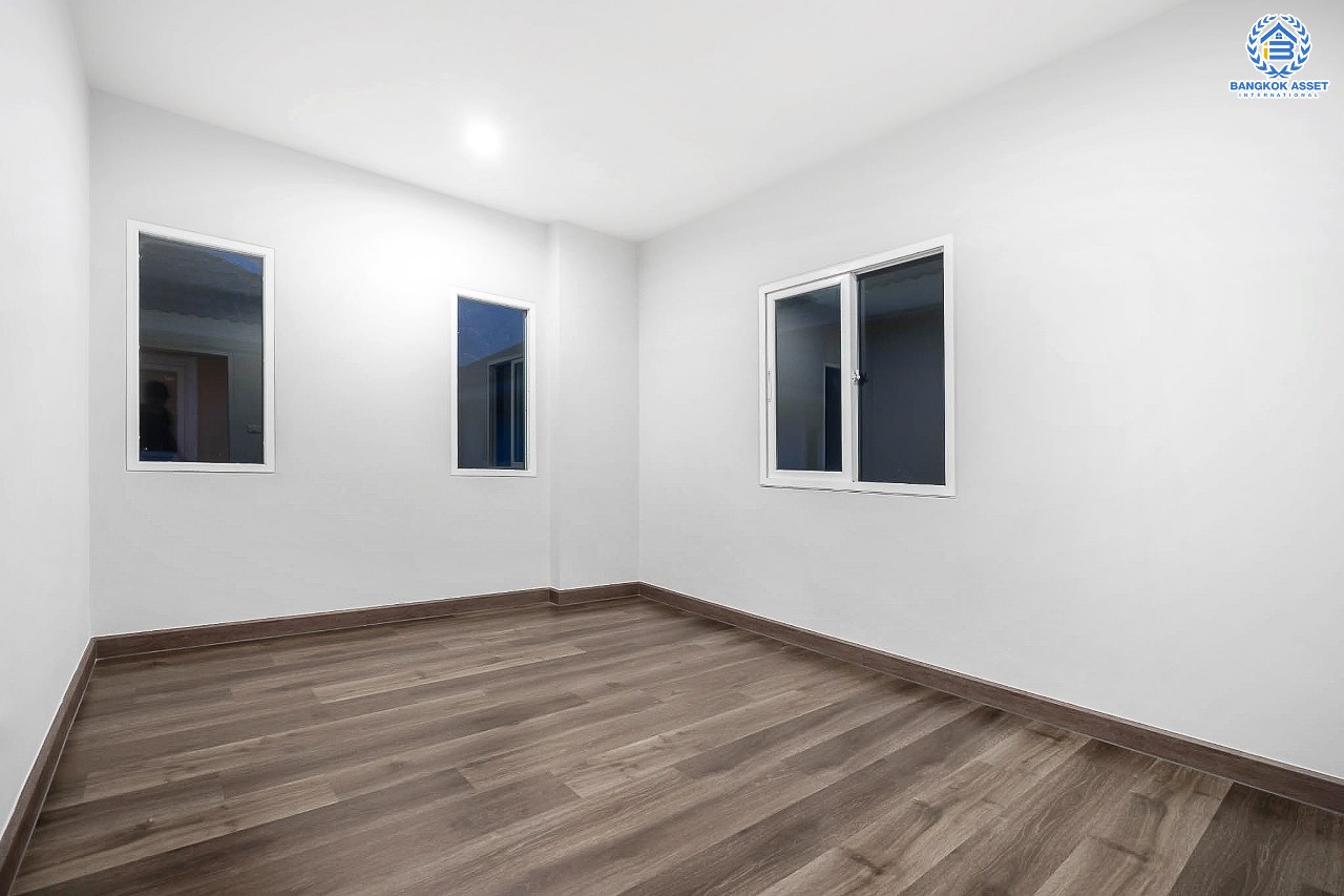 บ้านใหม่มือหนึ่งไม่เคยเข้าอยู่ บ้านเดี่ยวหลังใหญ่ซื้อ 1 เหมือนได้ 3!! ม.วิลล่าคุณาลัย2 บางใหญ่-เซ็นทรัลเวสต์เกต #หลังมุม เนื้อที่ 69.8 ตร.ว. หน้ากว้าง 19 เมตร! ฟังก์ชั่นจัดเต็ม 4 ห้องนอน 3 ห้องน้ำ 1 ห้องทำงาน บนทำเลเยี่ยม ใกล้ถนนกาญจนาฯ และเพียง 10 นาทีถึงรถไฟฟ้า "สถานีคลองบางไผ่"