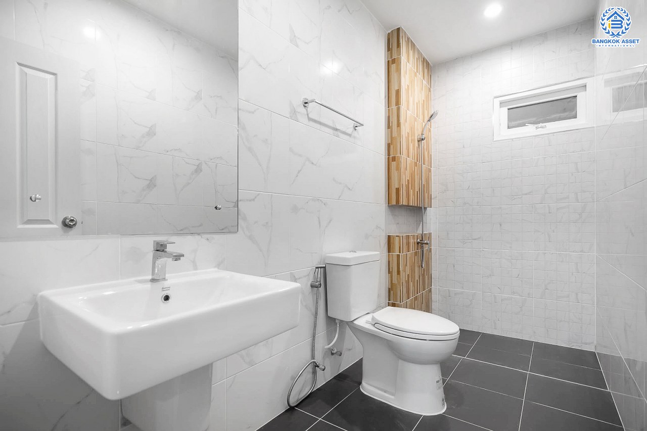 บ้านใหม่มือหนึ่งไม่เคยเข้าอยู่ บ้านเดี่ยวหลังใหญ่ซื้อ 1 เหมือนได้ 3!! ม.วิลล่าคุณาลัย2 บางใหญ่-เซ็นทรัลเวสต์เกต #หลังมุม เนื้อที่ 69.8 ตร.ว. หน้ากว้าง 19 เมตร! ฟังก์ชั่นจัดเต็ม 4 ห้องนอน 3 ห้องน้ำ 1 ห้องทำงาน บนทำเลเยี่ยม ใกล้ถนนกาญจนาฯ และเพียง 10 นาทีถึงรถไฟฟ้า "สถานีคลองบางไผ่"