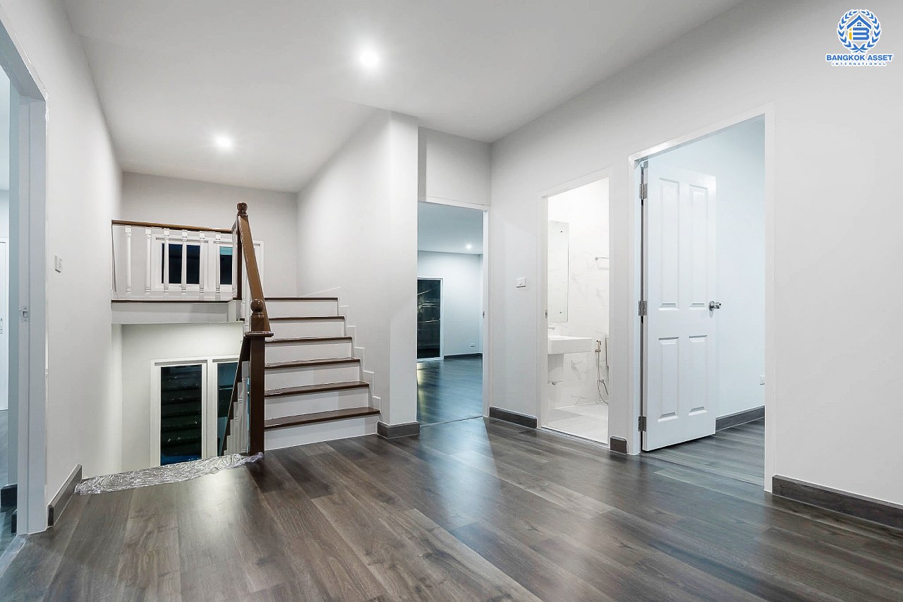 บ้านใหม่มือหนึ่งไม่เคยเข้าอยู่ บ้านเดี่ยวหลังใหญ่ซื้อ 1 เหมือนได้ 3!! ม.วิลล่าคุณาลัย2 บางใหญ่-เซ็นทรัลเวสต์เกต #หลังมุม เนื้อที่ 69.8 ตร.ว. หน้ากว้าง 19 เมตร! ฟังก์ชั่นจัดเต็ม 4 ห้องนอน 3 ห้องน้ำ 1 ห้องทำงาน บนทำเลเยี่ยม ใกล้ถนนกาญจนาฯ และเพียง 10 นาทีถึงรถไฟฟ้า "สถานีคลองบางไผ่"