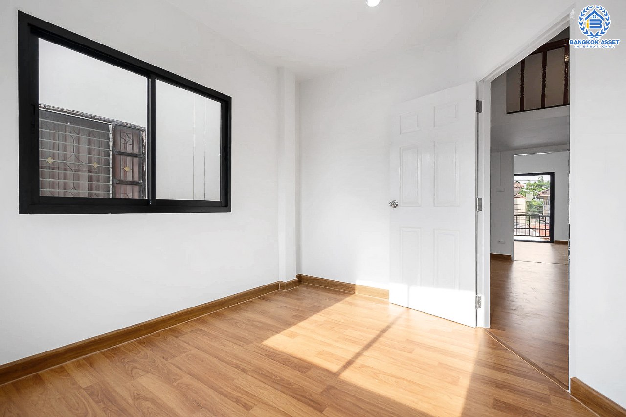 บ้านมือสองตกแต่งใหม่ ม.อิ่มอัมพร3 ราชพฤกษ์ เนื้อที่ 22.8 ตร.ว. ฟังก์ชั่นครบ พร้อมเข้าอยู่ 2 ห้องนอน 2 ห้องน้ำ 1 ห้องอเนกประสงค์ พร้อม Living Room รองรับทุกกิจกรรมความสุข บนทำเลติดถนนราชพฤกษ์ เชื่อมต่อได้หลายเส้นทางและใกล้รถไฟฟ้า "สถานีจรัญฯ13"...