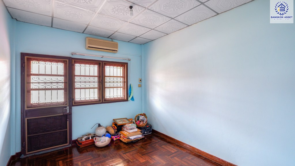 ทาวน์เฮ้าส์มือสองนนทบุรี ทำเลติดรถไฟฟ้า "สถานีไทรม้า" ม.ซื่อตรง บ้านพร้อมอยู่ เนื้อที่ 26 ตร.ว. ฟังก์ชั่น 4 ห้องนอน ทำเลเยี่ยม ใกล้เซ็นทรัลรัตนาธิเบศร์ และทางด่วนงามวงศ์วาน...