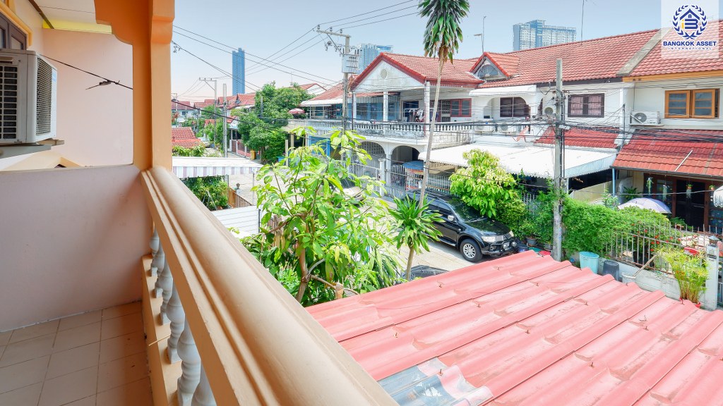 ทาวน์เฮ้าส์มือสองนนทบุรี ทำเลติดรถไฟฟ้า "สถานีไทรม้า" ม.ซื่อตรง บ้านพร้อมอยู่ เนื้อที่ 26 ตร.ว. ฟังก์ชั่น 4 ห้องนอน ทำเลเยี่ยม ใกล้เซ็นทรัลรัตนาธิเบศร์ และทางด่วนงามวงศ์วาน...