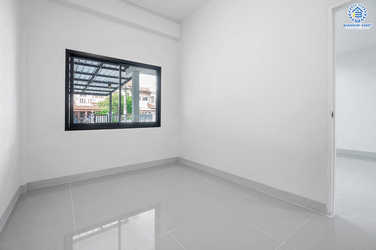 บ้านมือสองตกแต่งใหม่ ม.บัวทอง2 บางใหญ่-เซ็นทรัลเวสต์เกต เพียง 50 เมตรจากรถไฟฟ้า "สถานีคลองบางไผ่" หลังใหญ่พร้อมอยู่ เนื้อที่ 30 ตร.ว. ฟังก์ชั้น 4 ห้องนอน 2 ห้องน้ำ เดินทางสะดวก ใกล้ถนนกาญจนาภิเษก มีรถประจำทางผ่านหลายสาย ราคาพิเศษสุด!...