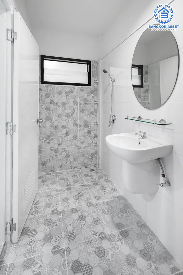 บ้านมือสองตกแต่งใหม่ ม.บัวทอง2 บางใหญ่-เซ็นทรัลเวสต์เกต เพียง 50 เมตรจากรถไฟฟ้า "สถานีคลองบางไผ่" หลังใหญ่พร้อมอยู่ เนื้อที่ 30 ตร.ว. ฟังก์ชั้น 4 ห้องนอน 2 ห้องน้ำ เดินทางสะดวก ใกล้ถนนกาญจนาภิเษก มีรถประจำทางผ่านหลายสาย ราคาพิเศษสุด!...