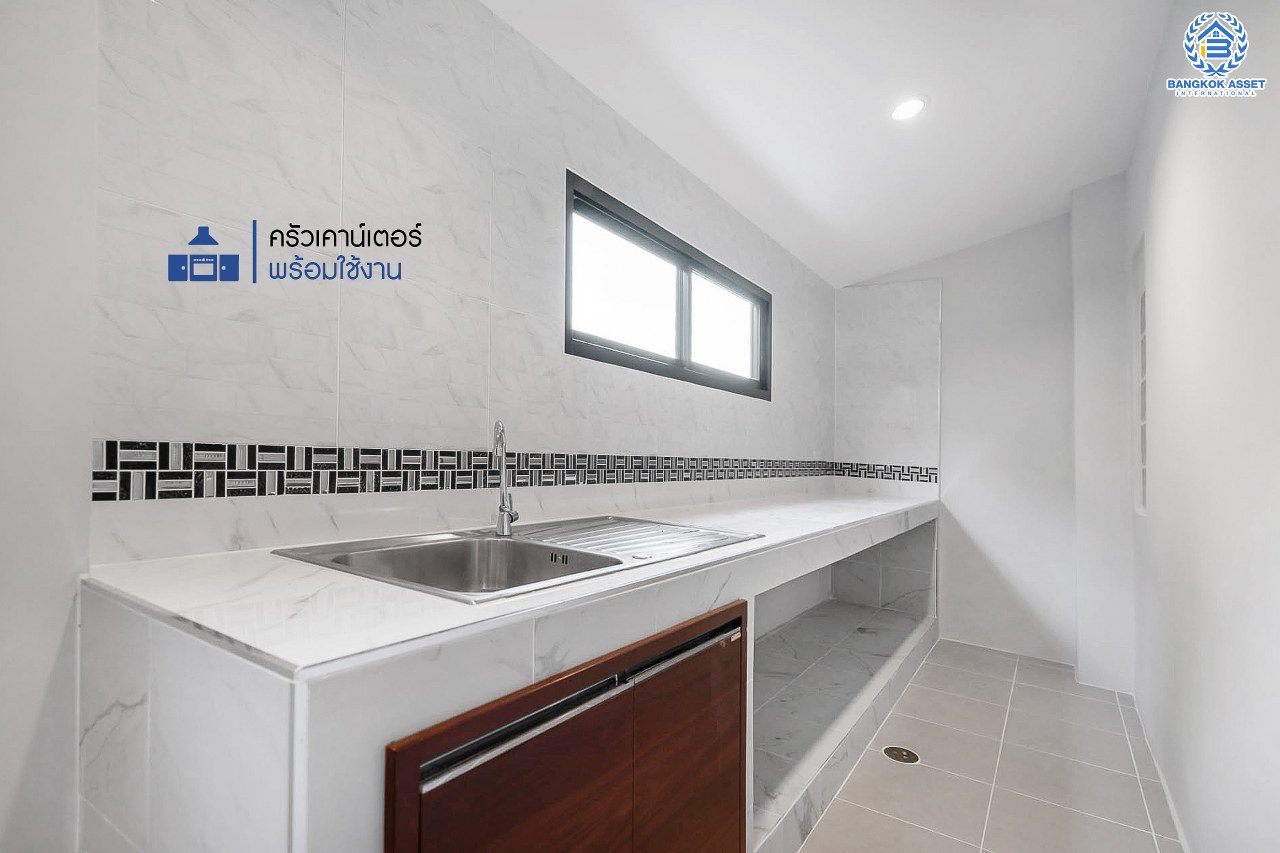 บ้านมือสองตกแต่งใหม่ ม.กฤษดานคร20 ปิ่นเกล้า ติดถนนบรมราชชนนี หลังใหญ่ดีไซน์สวย เนื้อที่ 60 ตร.ว. บรรยากาศเป็นส่วนตัว ฟังก์ชั่น 4 ห้องนอน 2 ห้องน้ำ พร้อม Living Room กว้างขวางบนพื้นที่ใช้สอยมากกว่า 200 ตร.ม. บนทำเลเดินทางสะดวกใกล้ทางคู่ขนานลอยฟ้าบรมราชชนนี และ เพียง 10 นาทีถึงเซ็นทรัลปิ่นเกล้า