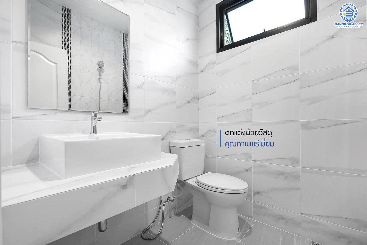 บ้านมือสองตกแต่งใหม่ ม.กฤษดานคร20 ปิ่นเกล้า ติดถนนบรมราชชนนี หลังใหญ่ดีไซน์สวย เนื้อที่ 60 ตร.ว. บรรยากาศเป็นส่วนตัว ฟังก์ชั่น 4 ห้องนอน 2 ห้องน้ำ พร้อม Living Room กว้างขวางบนพื้นที่ใช้สอยมากกว่า 200 ตร.ม. บนทำเลเดินทางสะดวกใกล้ทางคู่ขนานลอยฟ้าบรมราชชนนี และ เพียง 10 นาทีถึงเซ็นทรัลปิ่นเกล้า