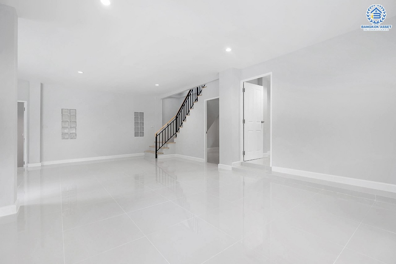 บ้านมือสองตกแต่งใหม่ ม.กฤษดานคร20 ปิ่นเกล้า ติดถนนบรมราชชนนี หลังใหญ่ดีไซน์สวย เนื้อที่ 60 ตร.ว. บรรยากาศเป็นส่วนตัว ฟังก์ชั่น 4 ห้องนอน 2 ห้องน้ำ พร้อม Living Room กว้างขวางบนพื้นที่ใช้สอยมากกว่า 200 ตร.ม. บนทำเลเดินทางสะดวกใกล้ทางคู่ขนานลอยฟ้าบรมราชชนนี และ เพียง 10 นาทีถึงเซ็นทรัลปิ่นเกล้า