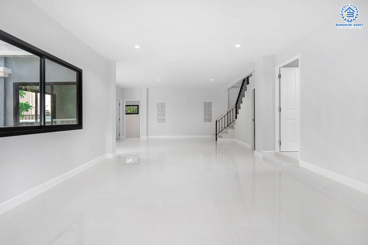 บ้านมือสองตกแต่งใหม่ ม.กฤษดานคร20 ปิ่นเกล้า ติดถนนบรมราชชนนี หลังใหญ่ดีไซน์สวย เนื้อที่ 60 ตร.ว. บรรยากาศเป็นส่วนตัว ฟังก์ชั่น 4 ห้องนอน 2 ห้องน้ำ พร้อม Living Room กว้างขวางบนพื้นที่ใช้สอยมากกว่า 200 ตร.ม. บนทำเลเดินทางสะดวกใกล้ทางคู่ขนานลอยฟ้าบรมราชชนนี และ เพียง 10 นาทีถึงเซ็นทรัลปิ่นเกล้า