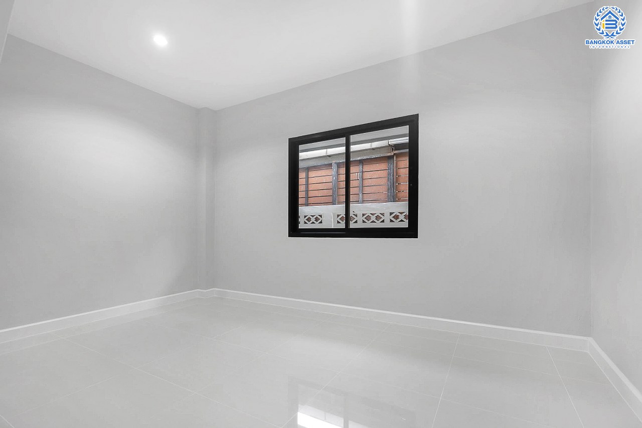 บ้านมือสองตกแต่งใหม่ ม.กฤษดานคร20 ปิ่นเกล้า ติดถนนบรมราชชนนี หลังใหญ่ดีไซน์สวย เนื้อที่ 60 ตร.ว. บรรยากาศเป็นส่วนตัว ฟังก์ชั่น 4 ห้องนอน 2 ห้องน้ำ พร้อม Living Room กว้างขวางบนพื้นที่ใช้สอยมากกว่า 200 ตร.ม. บนทำเลเดินทางสะดวกใกล้ทางคู่ขนานลอยฟ้าบรมราชชนนี และ เพียง 10 นาทีถึงเซ็นทรัลปิ่นเกล้า