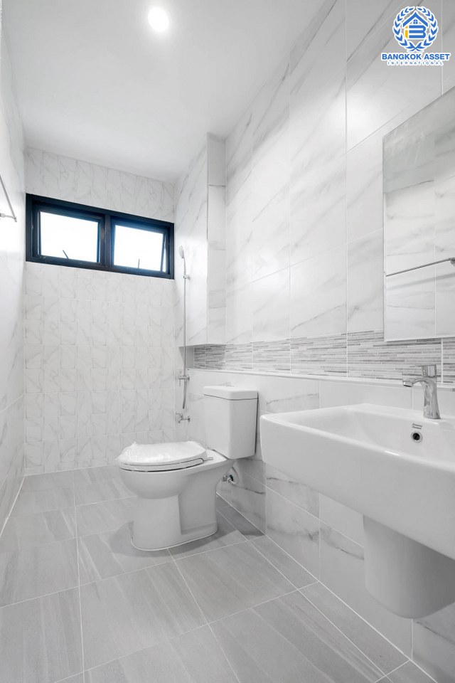 บ้านมือสองตกแต่งใหม่ ม.กฤษดานคร20 ปิ่นเกล้า ติดถนนบรมราชชนนี หลังใหญ่ดีไซน์สวย เนื้อที่ 60 ตร.ว. บรรยากาศเป็นส่วนตัว ฟังก์ชั่น 4 ห้องนอน 2 ห้องน้ำ พร้อม Living Room กว้างขวางบนพื้นที่ใช้สอยมากกว่า 200 ตร.ม. บนทำเลเดินทางสะดวกใกล้ทางคู่ขนานลอยฟ้าบรมราชชนนี และ เพียง 10 นาทีถึงเซ็นทรัลปิ่นเกล้า