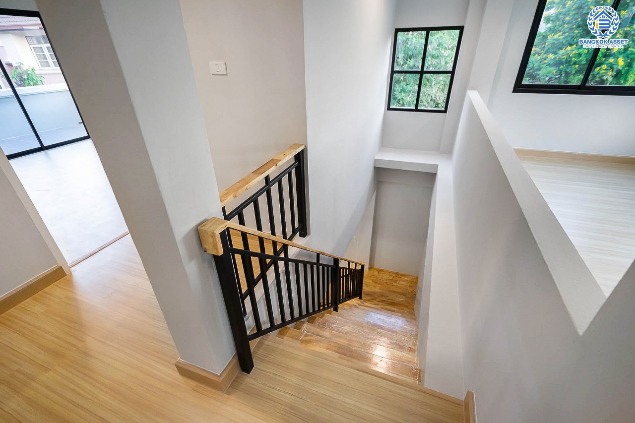 บ้านมือสองตกแต่งใหม่ ม.กฤษดานคร20 ปิ่นเกล้า ติดถนนบรมราชชนนี หลังใหญ่ดีไซน์สวย เนื้อที่ 60 ตร.ว. บรรยากาศเป็นส่วนตัว ฟังก์ชั่น 4 ห้องนอน 2 ห้องน้ำ พร้อม Living Room กว้างขวางบนพื้นที่ใช้สอยมากกว่า 200 ตร.ม. บนทำเลเดินทางสะดวกใกล้ทางคู่ขนานลอยฟ้าบรมราชชนนี และ เพียง 10 นาทีถึงเซ็นทรัลปิ่นเกล้า