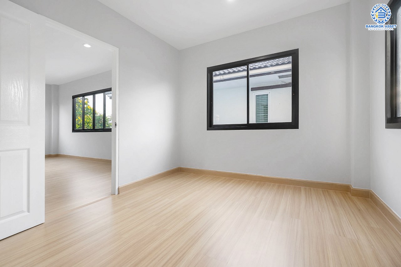 บ้านมือสองตกแต่งใหม่ ม.กฤษดานคร20 ปิ่นเกล้า ติดถนนบรมราชชนนี หลังใหญ่ดีไซน์สวย เนื้อที่ 60 ตร.ว. บรรยากาศเป็นส่วนตัว ฟังก์ชั่น 4 ห้องนอน 2 ห้องน้ำ พร้อม Living Room กว้างขวางบนพื้นที่ใช้สอยมากกว่า 200 ตร.ม. บนทำเลเดินทางสะดวกใกล้ทางคู่ขนานลอยฟ้าบรมราชชนนี และ เพียง 10 นาทีถึงเซ็นทรัลปิ่นเกล้า