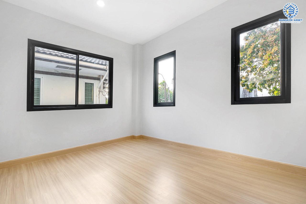 บ้านมือสองตกแต่งใหม่ ม.กฤษดานคร20 ปิ่นเกล้า ติดถนนบรมราชชนนี หลังใหญ่ดีไซน์สวย เนื้อที่ 60 ตร.ว. บรรยากาศเป็นส่วนตัว ฟังก์ชั่น 4 ห้องนอน 2 ห้องน้ำ พร้อม Living Room กว้างขวางบนพื้นที่ใช้สอยมากกว่า 200 ตร.ม. บนทำเลเดินทางสะดวกใกล้ทางคู่ขนานลอยฟ้าบรมราชชนนี และ เพียง 10 นาทีถึงเซ็นทรัลปิ่นเกล้า