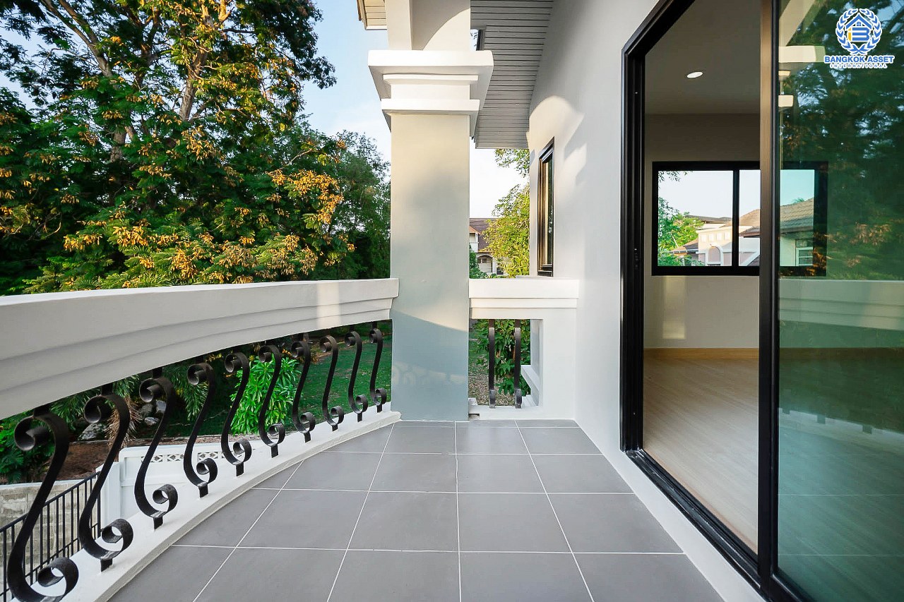 บ้านมือสองตกแต่งใหม่ ม.กฤษดานคร20 ปิ่นเกล้า ติดถนนบรมราชชนนี หลังใหญ่ดีไซน์สวย เนื้อที่ 60 ตร.ว. บรรยากาศเป็นส่วนตัว ฟังก์ชั่น 4 ห้องนอน 2 ห้องน้ำ พร้อม Living Room กว้างขวางบนพื้นที่ใช้สอยมากกว่า 200 ตร.ม. บนทำเลเดินทางสะดวกใกล้ทางคู่ขนานลอยฟ้าบรมราชชนนี และ เพียง 10 นาทีถึงเซ็นทรัลปิ่นเกล้า