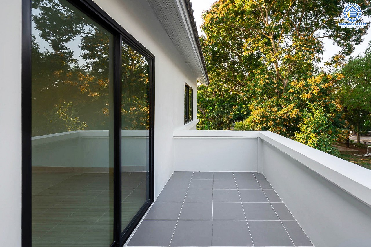 บ้านมือสองตกแต่งใหม่ ม.กฤษดานคร20 ปิ่นเกล้า ติดถนนบรมราชชนนี หลังใหญ่ดีไซน์สวย เนื้อที่ 60 ตร.ว. บรรยากาศเป็นส่วนตัว ฟังก์ชั่น 4 ห้องนอน 2 ห้องน้ำ พร้อม Living Room กว้างขวางบนพื้นที่ใช้สอยมากกว่า 200 ตร.ม. บนทำเลเดินทางสะดวกใกล้ทางคู่ขนานลอยฟ้าบรมราชชนนี และ เพียง 10 นาทีถึงเซ็นทรัลปิ่นเกล้า