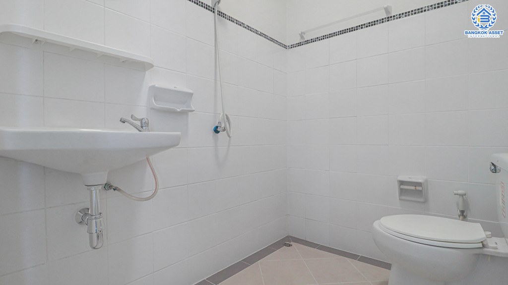 บ้านมือสองนนทบุรี โซนเมือง! ม.ตะวันนา สนามบินน้ำ ฟังก์ชั่น 2 ห้องนอนใหญ่ ต่อเติมครัว โรงรถพร้อมอยู่ บนทำเลเยี่ยม ใกล้เซ็นทรัลรัตนาธิเบศร์ สถานที่ราชการหลายแห่ง และรถไฟฟ้า 2 สาย...