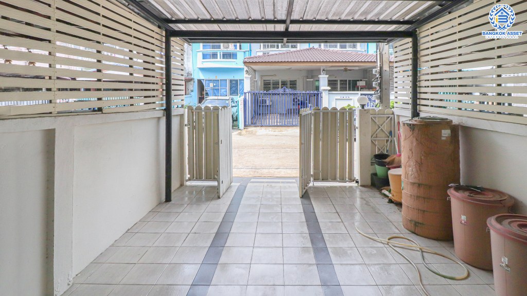 บ้านมือสองนนทบุรี โซนเมือง! ม.ตะวันนา สนามบินน้ำ ฟังก์ชั่น 2 ห้องนอนใหญ่ ต่อเติมครัว โรงรถพร้อมอยู่ บนทำเลเยี่ยม ใกล้เซ็นทรัลรัตนาธิเบศร์ สถานที่ราชการหลายแห่ง และรถไฟฟ้า 2 สาย...