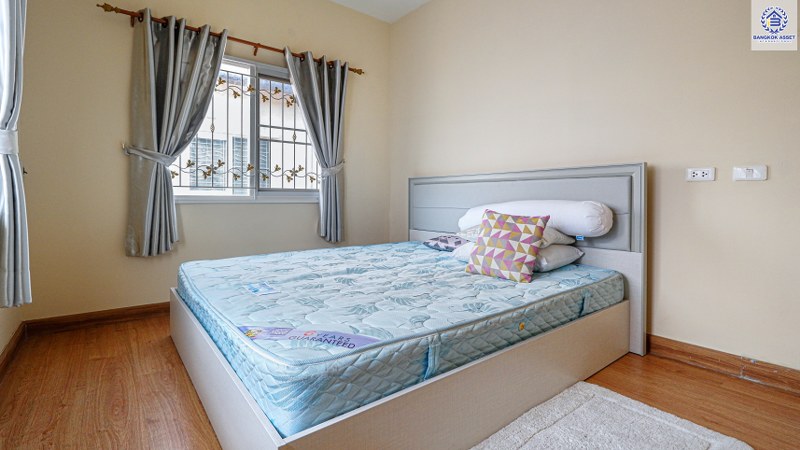 ทาวน์เฮ้าส์มือสองนนทบุรี ห้องมุม! ม.โกลเด้นทาวน์ ปิ่นเกล้า-จรัญฯ เนื้อที่ 29.2 ตร.ว. ฟังก์ชั่น 4 นอน 3 น้ำ หน้ากว้าง 5.7 เมตร ต่อเติมครัว โรงรถพร้อมอยู่ บนทำเลชื่อมต่อหลายเส้นทาง ใกล้ทางด่วน และรถไฟฟ้า