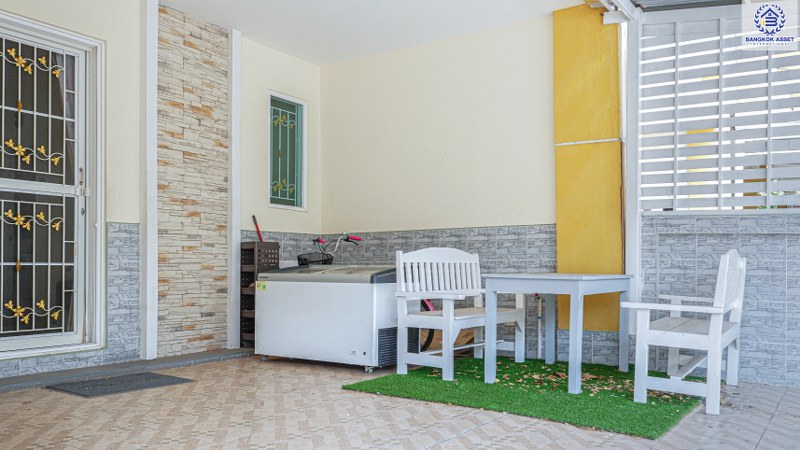 ทาวน์เฮ้าส์มือสองนนทบุรี ห้องมุม! ม.โกลเด้นทาวน์ ปิ่นเกล้า-จรัญฯ เนื้อที่ 29.2 ตร.ว. ฟังก์ชั่น 4 นอน 3 น้ำ หน้ากว้าง 5.7 เมตร ต่อเติมครัว โรงรถพร้อมอยู่ บนทำเลชื่อมต่อหลายเส้นทาง ใกล้ทางด่วน และรถไฟฟ้า