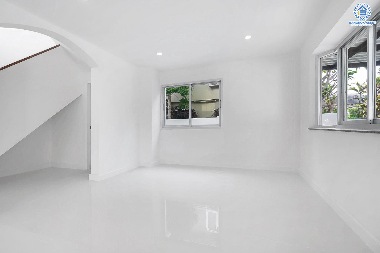 บ้านมือสองตกแต่งใหม่ ม.ศุภาลัยวิลล์ วงแหวน-รัตนาธิเบศร์ เนื้อที่ 50 ตร.ว. ฟังก์ชั่นครบ 3 ห้องนอน 2 ห้องน้ำ 1 ห้องอเนกประสงค์ปรับเปลี่ยนเป็นห้องนอนได้ มีWalk- in Closet และสามารถจอดรถได้ 2 คัน กว้างขวางพร้อมอยู่ บนทำเลเดินทางสะดวก ใกล้ถ.กาญจนาภิเษก เซ็นทรัลเวสต์เกต และรถไฟฟ้า "สถานีคลองบางไผ่"...