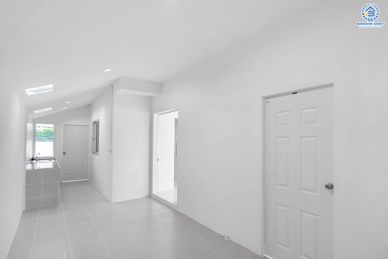 บ้านมือสองตกแต่งใหม่ ม.ศุภาลัยวิลล์ วงแหวน-รัตนาธิเบศร์ เนื้อที่ 50 ตร.ว. ฟังก์ชั่นครบ 3 ห้องนอน 2 ห้องน้ำ 1 ห้องอเนกประสงค์ปรับเปลี่ยนเป็นห้องนอนได้ มีWalk- in Closet และสามารถจอดรถได้ 2 คัน กว้างขวางพร้อมอยู่ บนทำเลเดินทางสะดวก ใกล้ถ.กาญจนาภิเษก เซ็นทรัลเวสต์เกต และรถไฟฟ้า "สถานีคลองบางไผ่"...