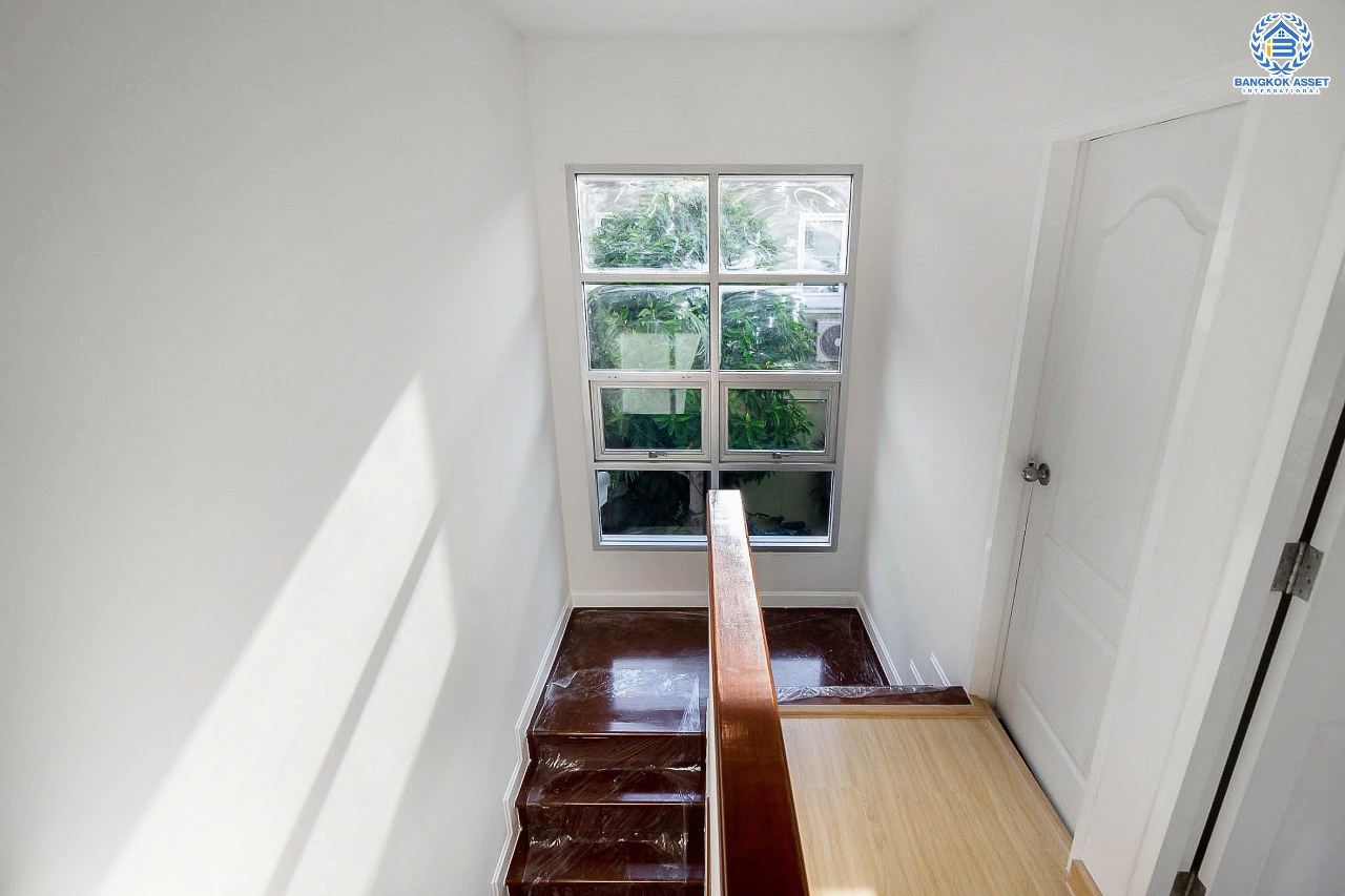 บ้านมือสองตกแต่งใหม่ ม.ศุภาลัยวิลล์ วงแหวน-รัตนาธิเบศร์ เนื้อที่ 50 ตร.ว. ฟังก์ชั่นครบ 3 ห้องนอน 2 ห้องน้ำ 1 ห้องอเนกประสงค์ปรับเปลี่ยนเป็นห้องนอนได้ มีWalk- in Closet และสามารถจอดรถได้ 2 คัน กว้างขวางพร้อมอยู่ บนทำเลเดินทางสะดวก ใกล้ถ.กาญจนาภิเษก เซ็นทรัลเวสต์เกต และรถไฟฟ้า "สถานีคลองบางไผ่"...