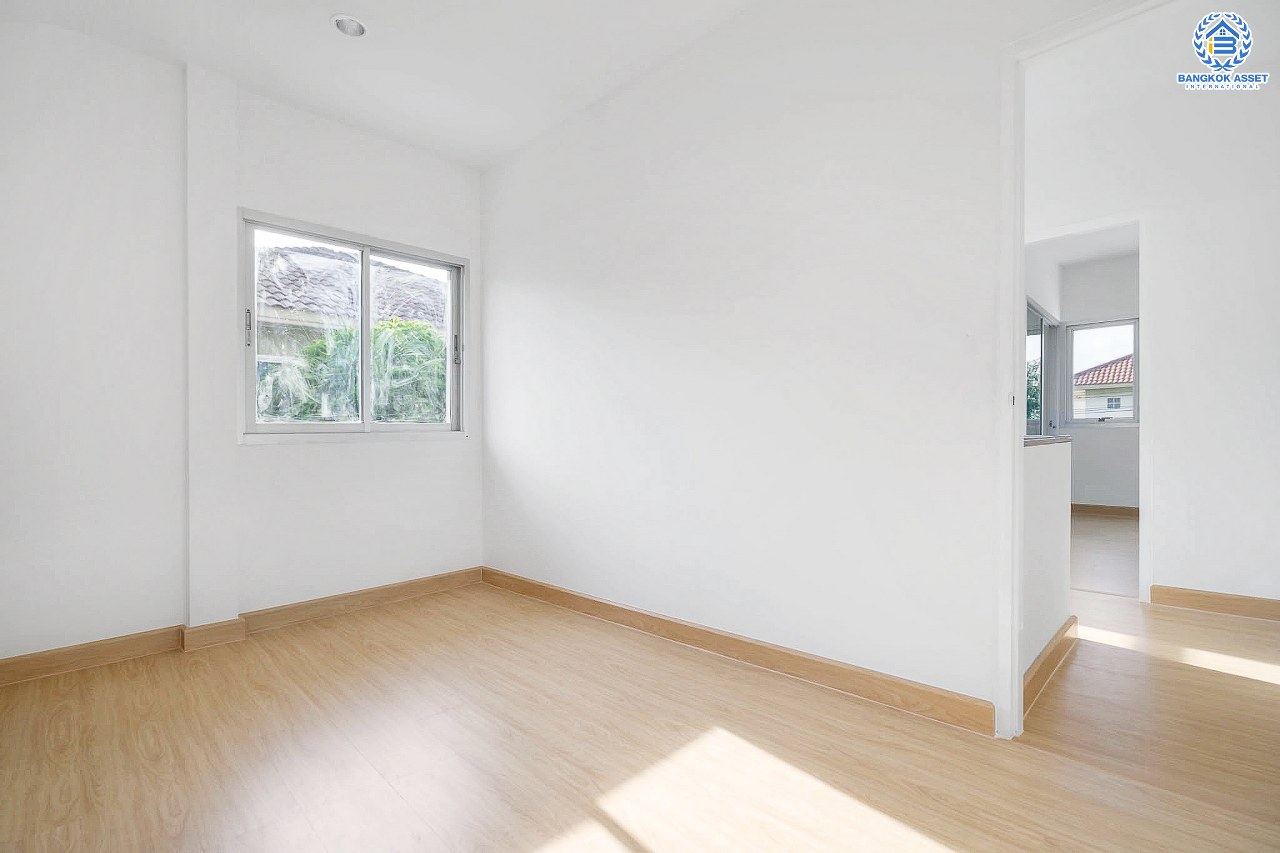 บ้านมือสองตกแต่งใหม่ ม.ศุภาลัยวิลล์ วงแหวน-รัตนาธิเบศร์ เนื้อที่ 50 ตร.ว. ฟังก์ชั่นครบ 3 ห้องนอน 2 ห้องน้ำ 1 ห้องอเนกประสงค์ปรับเปลี่ยนเป็นห้องนอนได้ มีWalk- in Closet และสามารถจอดรถได้ 2 คัน กว้างขวางพร้อมอยู่ บนทำเลเดินทางสะดวก ใกล้ถ.กาญจนาภิเษก เซ็นทรัลเวสต์เกต และรถไฟฟ้า "สถานีคลองบางไผ่"...