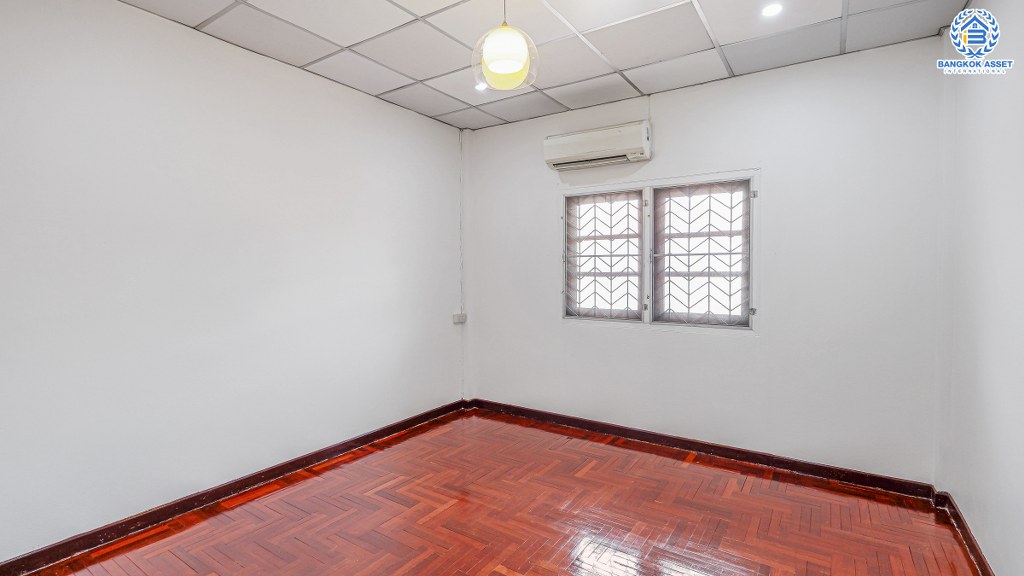 ทาวน์เฮ้าส์มือสองนนทบุรี ทำเลติดรถไฟฟ้า "สถานีไทรม้า" ม.ซื่อตรง รัตนาธิเบศร์ เนื้อที่ 26 ตร.ว. หน้ากว้าง 6 เมตร ฟังก์ชั่น 3 ห้องนอน 2 ห้องน้ำ เดินทางสะดวก บนทำเลโซนเมือง ใกล้เซ็นทรัลรัตนาธิเบศร์ และทางด่วนงามวงศ์วาน...