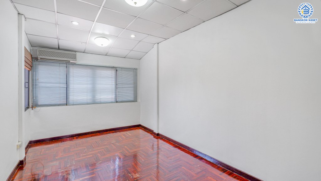 ทาวน์เฮ้าส์มือสองนนทบุรี ทำเลติดรถไฟฟ้า "สถานีไทรม้า" ม.ซื่อตรง รัตนาธิเบศร์ เนื้อที่ 26 ตร.ว. หน้ากว้าง 6 เมตร ฟังก์ชั่น 3 ห้องนอน 2 ห้องน้ำ เดินทางสะดวก บนทำเลโซนเมือง ใกล้เซ็นทรัลรัตนาธิเบศร์ และทางด่วนงามวงศ์วาน...