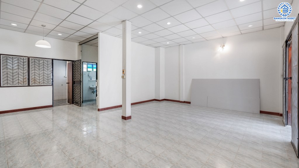 ทาวน์เฮ้าส์มือสองนนทบุรี ทำเลติดรถไฟฟ้า "สถานีไทรม้า" ม.ซื่อตรง รัตนาธิเบศร์ เนื้อที่ 26 ตร.ว. หน้ากว้าง 6 เมตร ฟังก์ชั่น 3 ห้องนอน 2 ห้องน้ำ เดินทางสะดวก บนทำเลโซนเมือง ใกล้เซ็นทรัลรัตนาธิเบศร์ และทางด่วนงามวงศ์วาน...