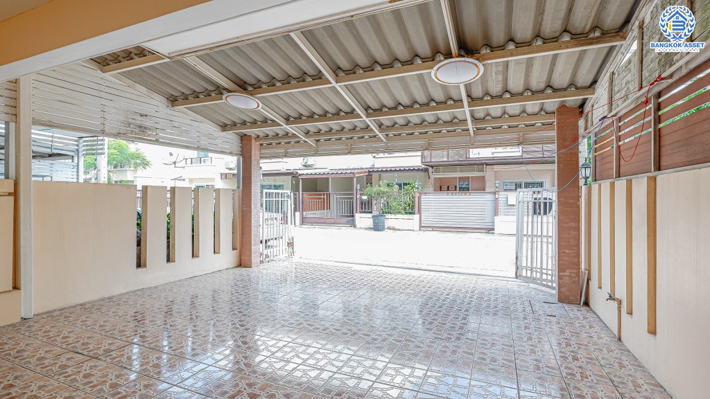 ทาวน์เฮ้าส์มือสองนนทบุรี ทำเลติดถนนราชพฤกษ์ ใกล้วงเวียนพระรามห้า ม.พฤกษาทาวน์ บ้านต่อเติมครบ เนื้อที่ 21.4 ตร.ว. หน้ากว้าง 5.7 เมตร จอดรถได้ 2 คัน ฟังก์ชั่น 3 ห้องนอน 2 ห้องน้ำ พร้อมบิ้วท์อินครัวเคาน์เตอร์ ราคาสุดคุ้ม!...