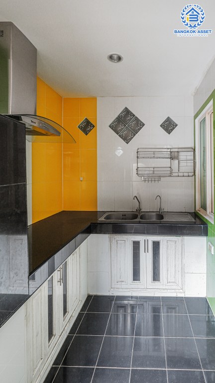 ทาวน์เฮ้าส์มือสองนนทบุรี ทำเลติดถนนราชพฤกษ์ ใกล้วงเวียนพระรามห้า ม.พฤกษาทาวน์ บ้านต่อเติมครบ เนื้อที่ 21.4 ตร.ว. หน้ากว้าง 5.7 เมตร จอดรถได้ 2 คัน ฟังก์ชั่น 3 ห้องนอน 2 ห้องน้ำ พร้อมบิ้วท์อินครัวเคาน์เตอร์ ราคาสุดคุ้ม!...